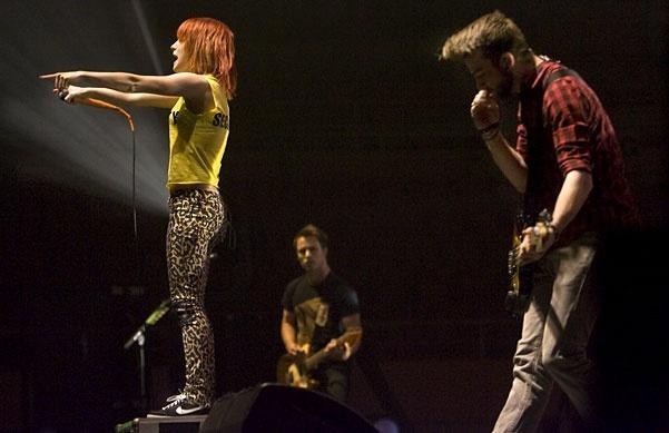 Paramore-in-Knoxville-paramore-11792401-601-389